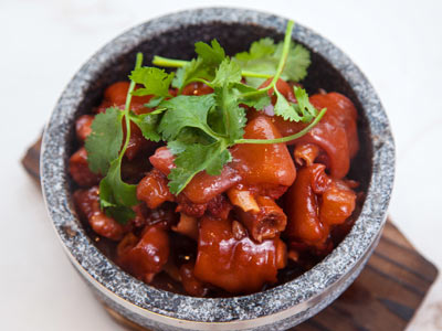 大爺愛吃油膩食物導致高血脂致&ldquo;牛奶血&rdquo;