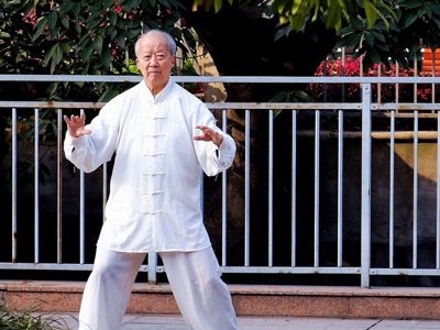 晨練老人馬路中央倒地身亡 或因突發心腦血管疾病