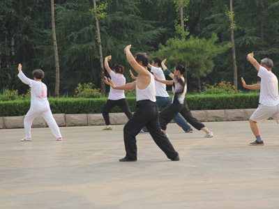 晨練老人馬路中央倒地身亡 或因突發心腦血管疾病