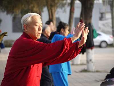 晨練老人馬路中央倒地身亡 或因突發心腦血管疾病