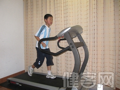 想靠大量出汗排病毒 小伙子跑步治感冒跑出心肌炎