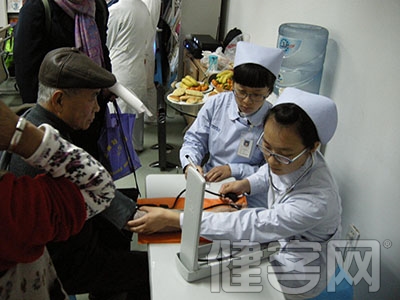 妙手主刀達芬奇首次&ldquo;打&rdquo;入病人心髒