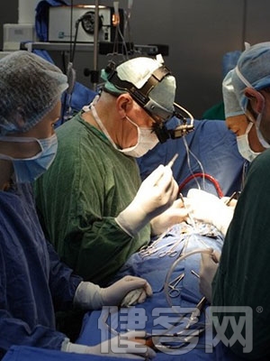 小伙患上心包炎，開胸手術為他的心髒&ldquo;剝殼&rdquo;