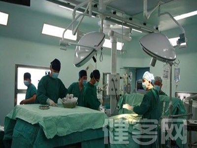 　　1、靜脈吸入復合麻醉：病情輕的患兒以吸入麻醉為主，輔以少量芬太尼，利於術後病情穩定時盡早拔除氣管導管；重危患兒應以靜脈麻醉為主，芬太尼30-50&mu;g/kg，復合少量（＜1%）異氟醚或安氟醚。