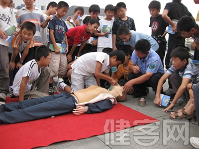 公共場所應普及&ldquo;傻瓜除顫器&rdquo;