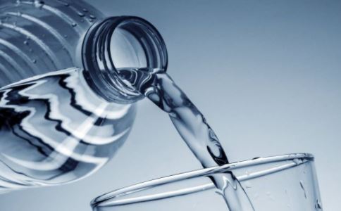 晚上三杯水預防老年人腦血栓 老年人怎樣預防腦血栓 老年人預防腦血栓 喝水預防腦血栓